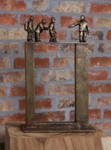 at vise vejen aegte messing figur 3 221x300 - palle-mernild-at-vise-vejen-555-4991483