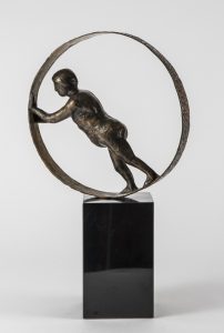 holde hjulene i gang aegte bronze figur 2 202x300 - palle-mernild-bronze-holde-hjulene-i-gang-484-8682801