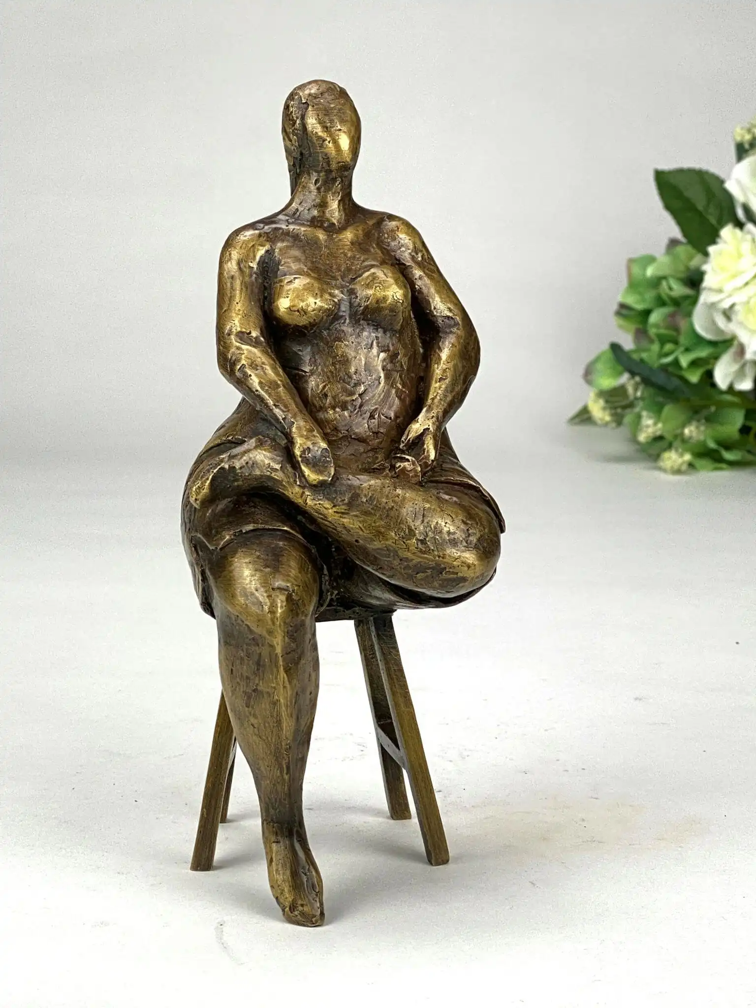 Sophisticated bronzeskulptur med kvindefigur (elegance)