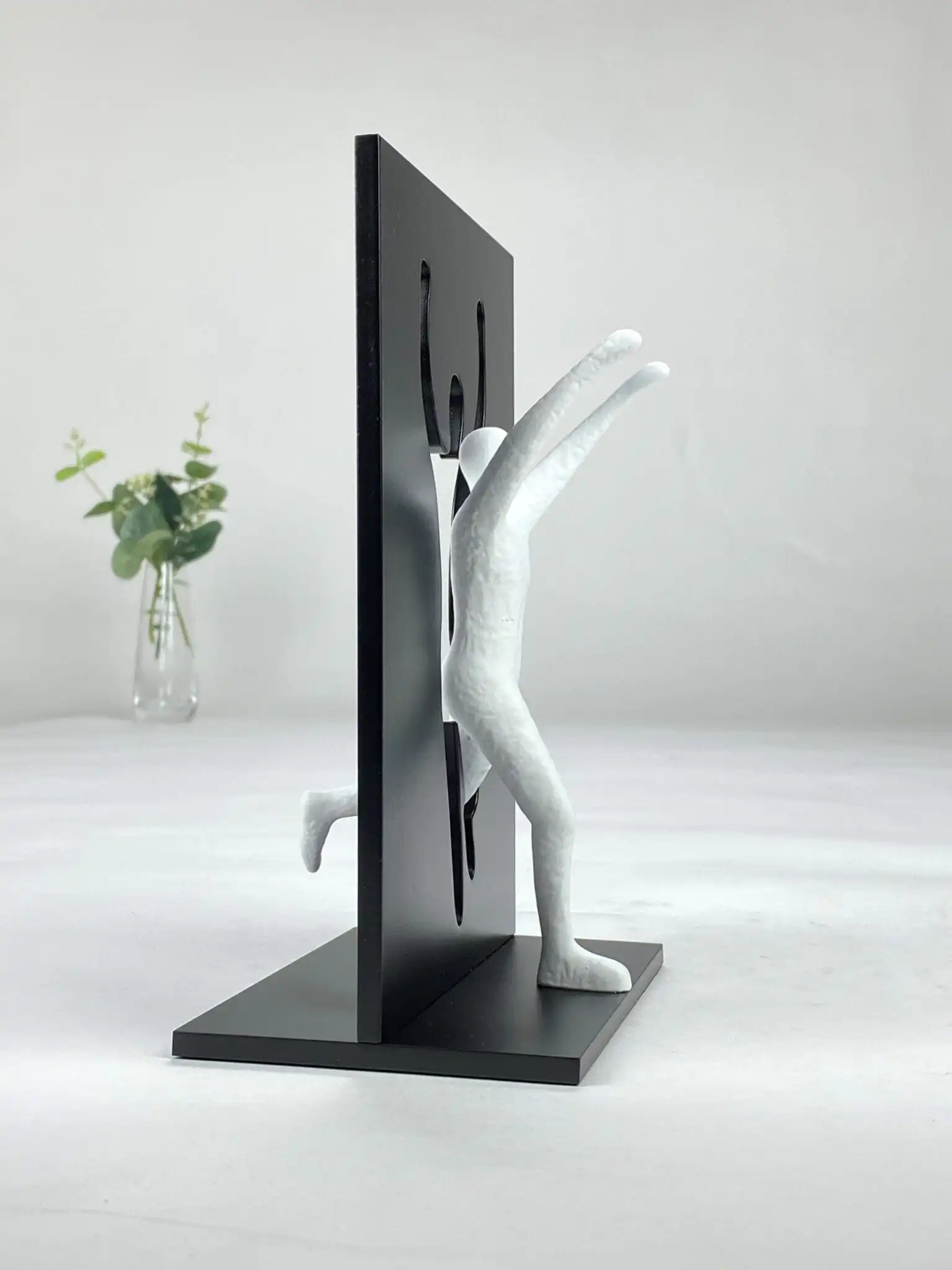 Sprænge rammerne skulptur med mand (forfølge sine drømme)