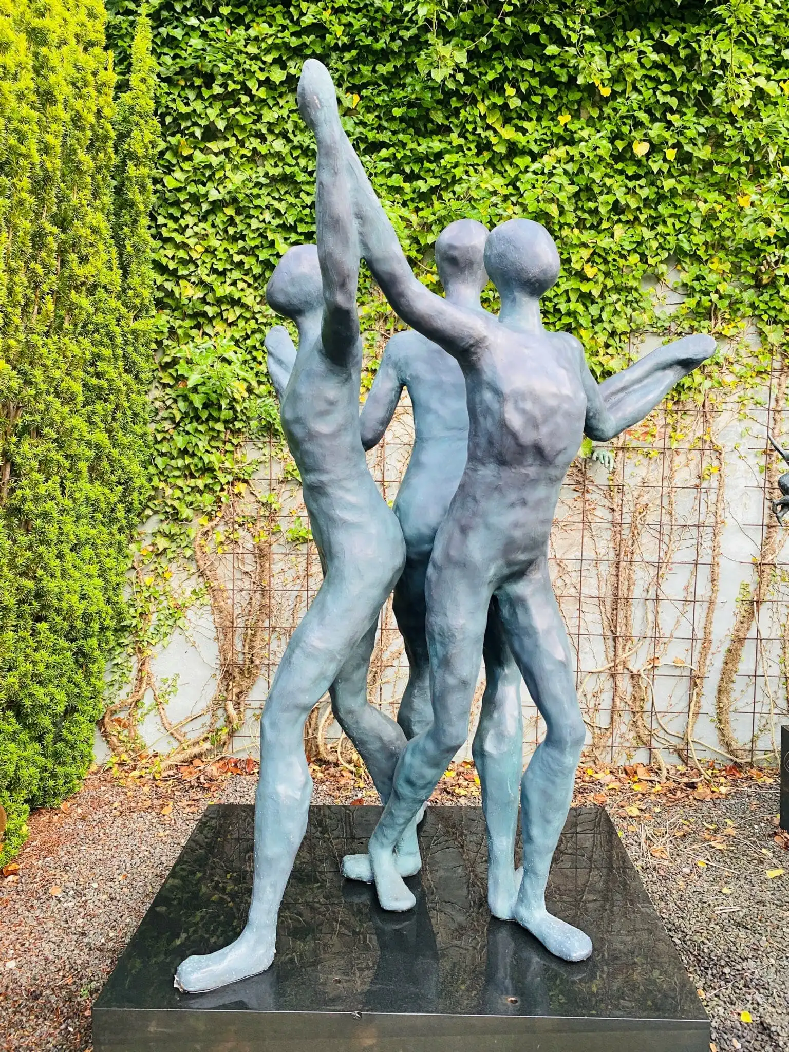 Vi står sammen stor bronzeskulptur (fællesskab)