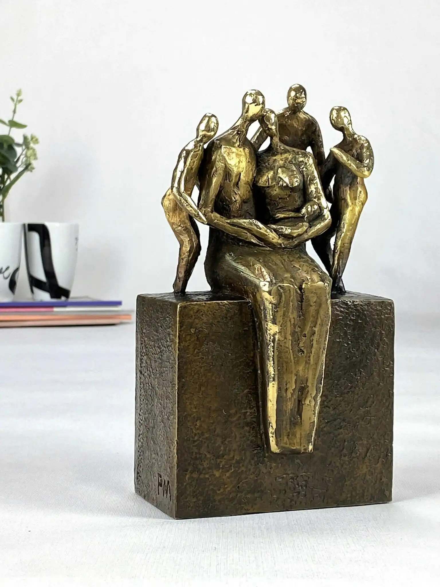 Min familie bronzeskulptur med 4 børn (tryghed og fællesskab)
