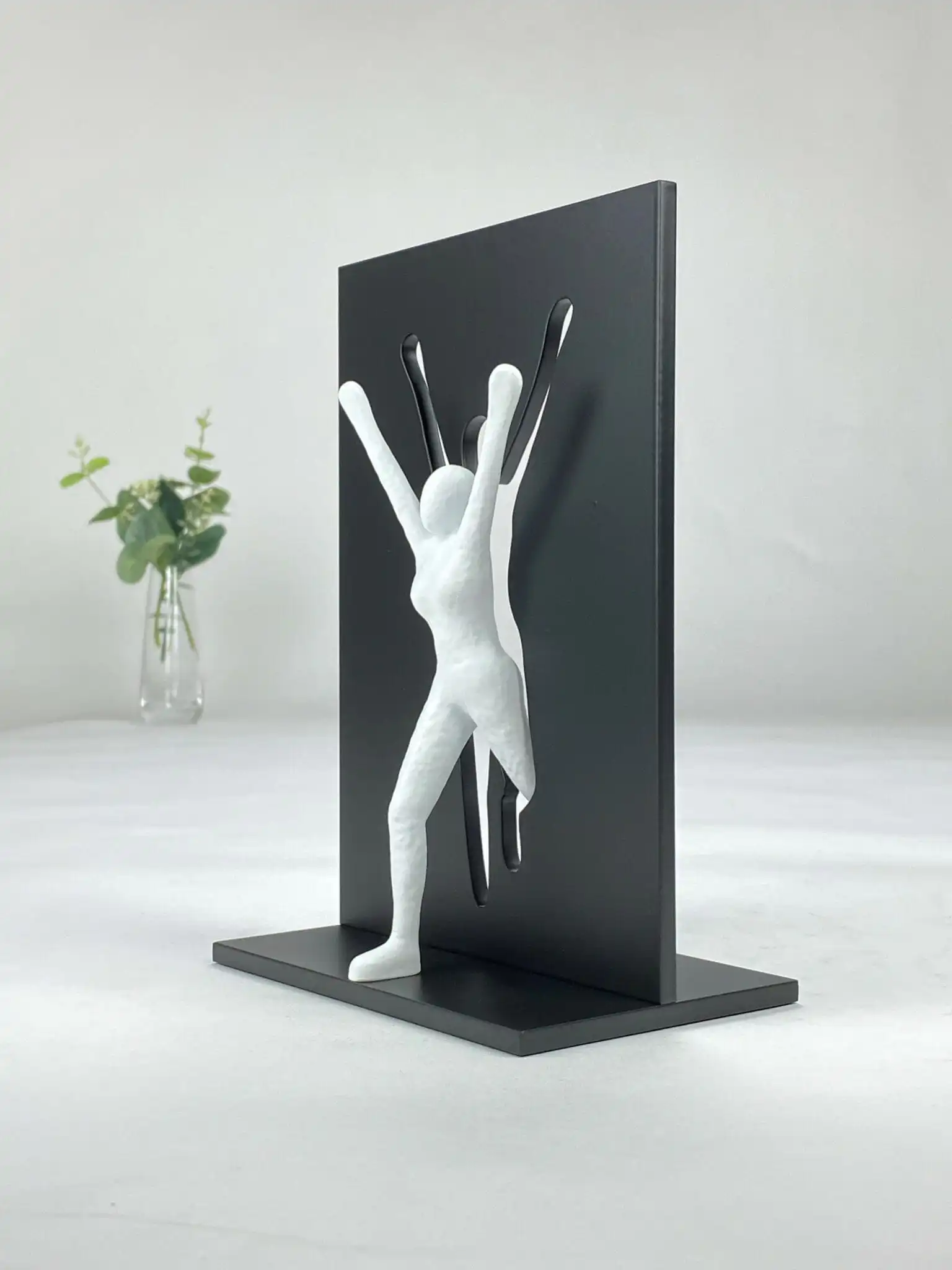 Sprænge rammerne skulptur med kvinde (forfølge sine drømme)