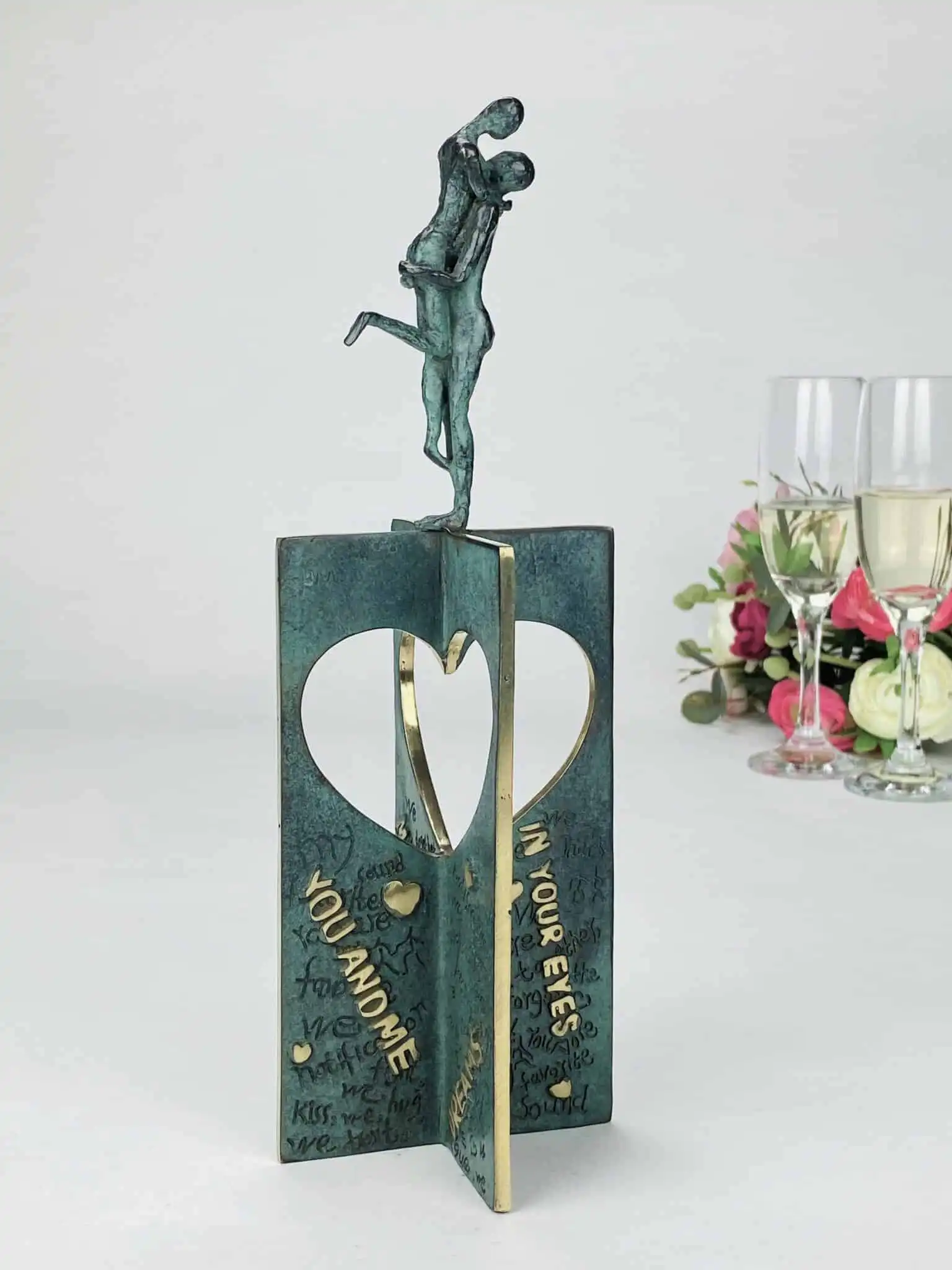 The Wall of Love, together bronzeskulptur med par (kærlighed)
