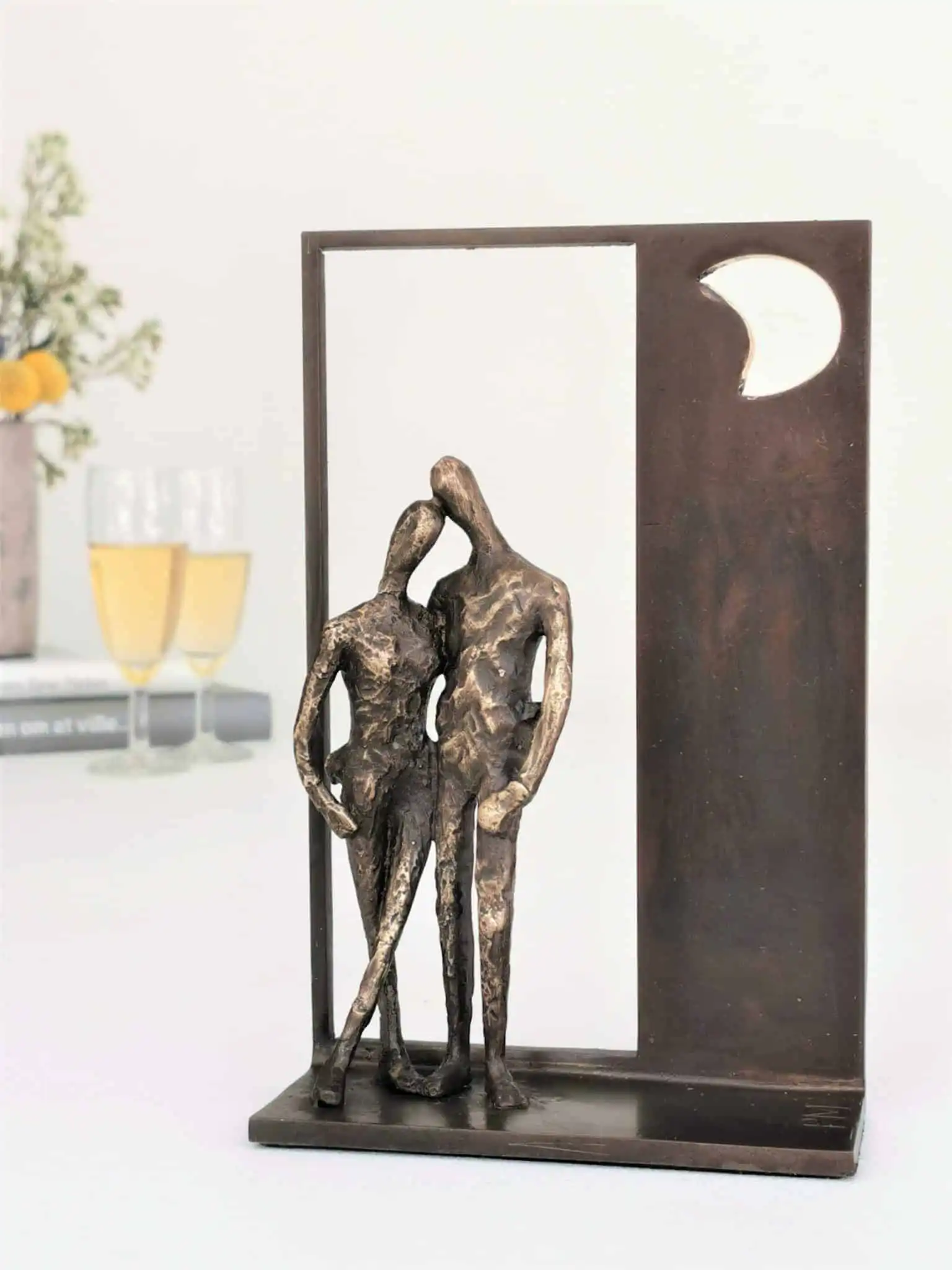 Fly me to the Moon bronzeskulptur med par (kærlighed)