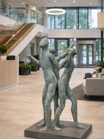 Vi står sammen (180 cm høj)