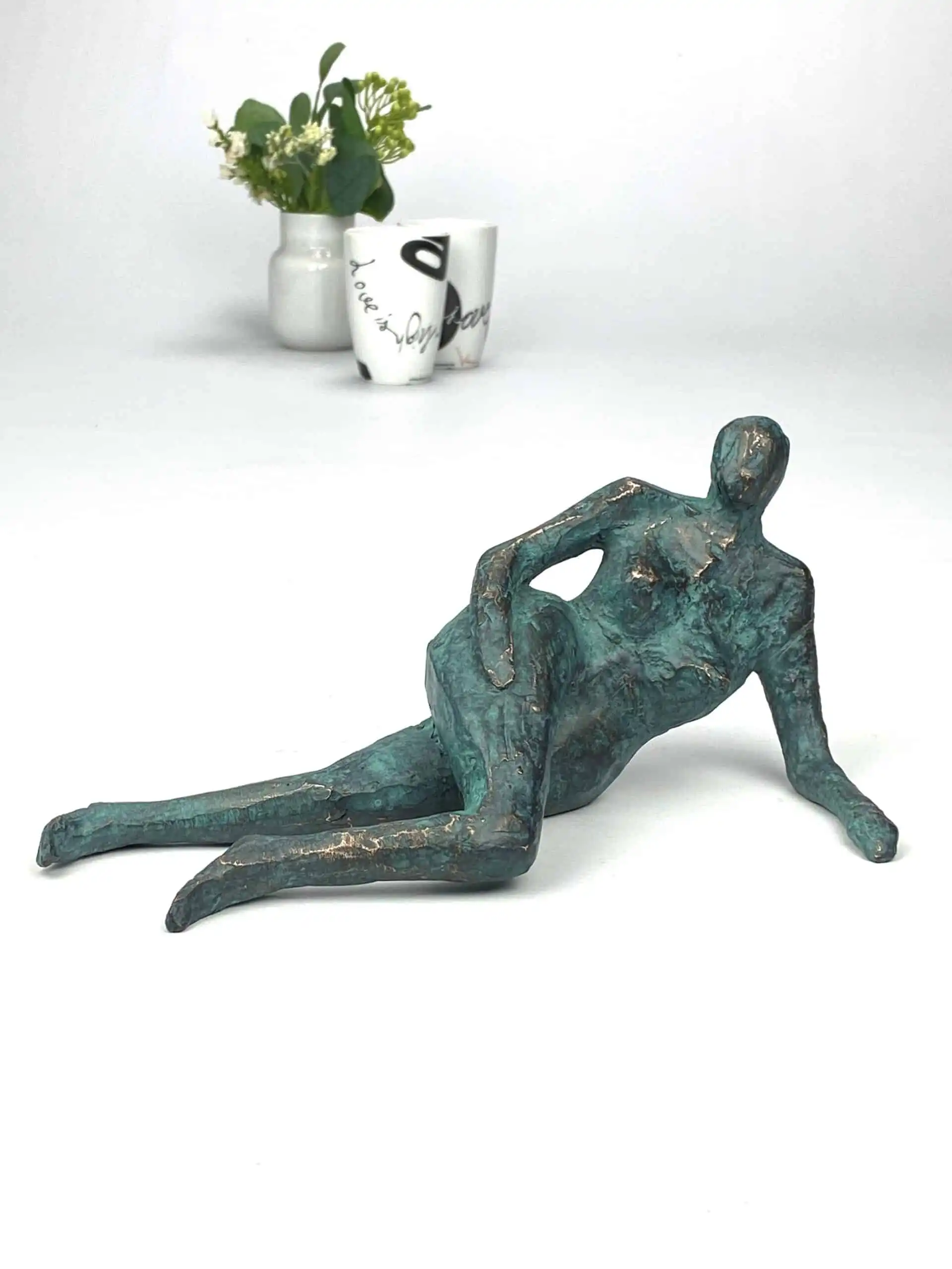 Kvinde III bronzeskulptur med kvindefigur (skønhed og harmoni)