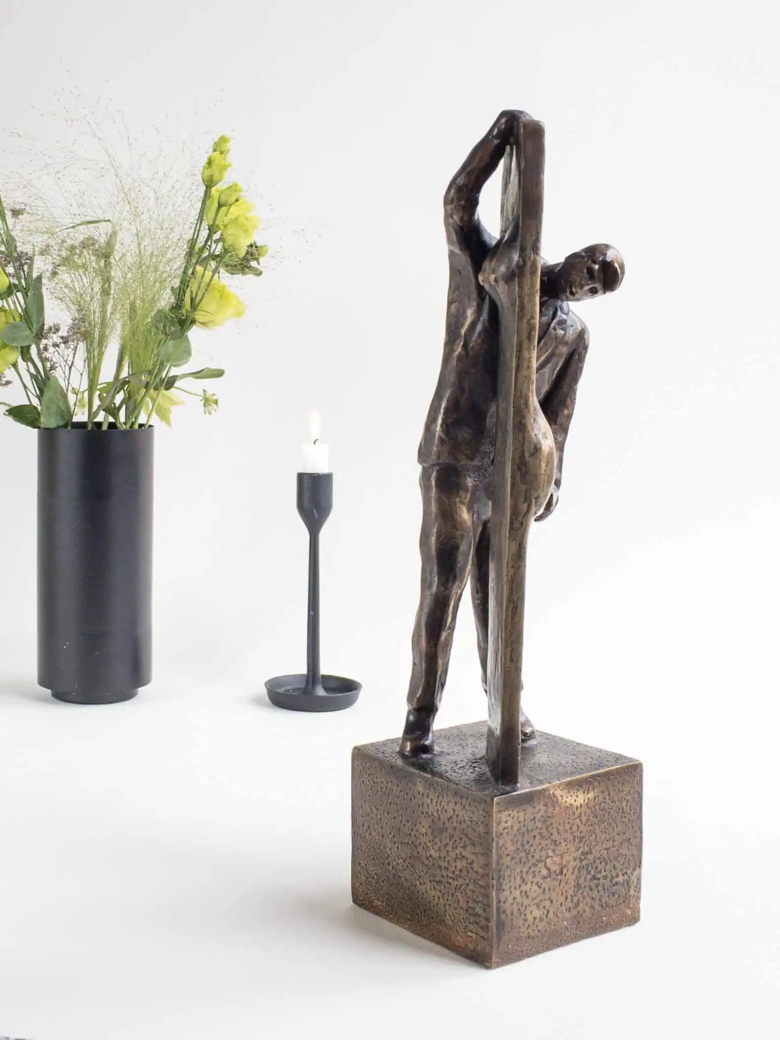 Sagen set fra 2 sider bronzeskulptur (perspektiv)