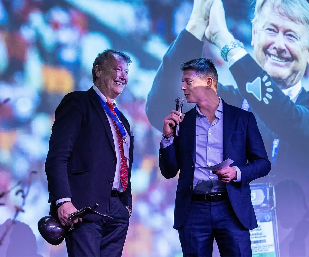Åge Hareide med DBU-skulpturprisen på scenen