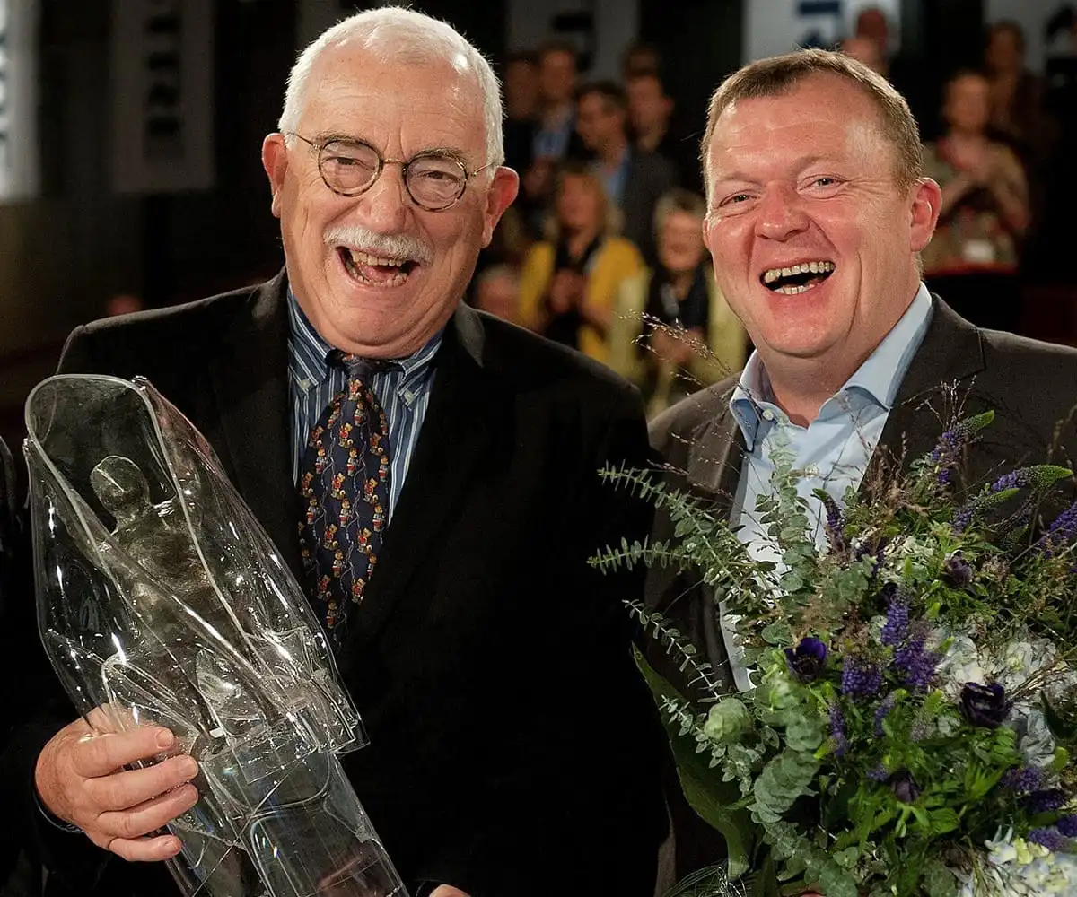 Uffe Ellemann-Jensen og Lars Løkke Rasmussen med en skulpturpris af Palle Mernild