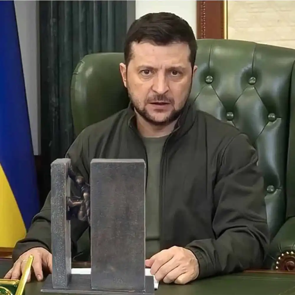 Præsident Zelenskyj med Frihedsprisen, en bronzeskulptur af Palle Mernild