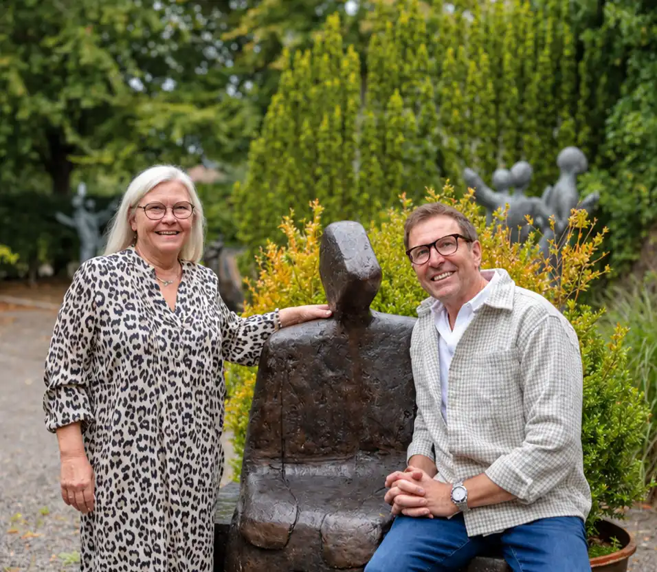 Palle og Lisbeth Mernild ved en bronzeskulptur i skulpturhaven